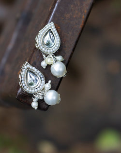 Paisley shaped pearl and bead button-White